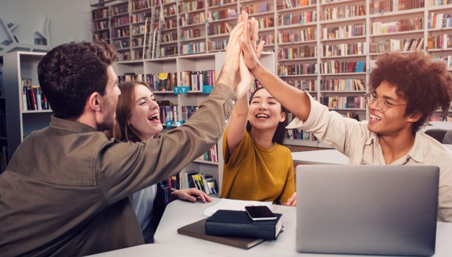 Pendidikan Kunci Adaptasi dan Kesuksesan Setiap Masa
