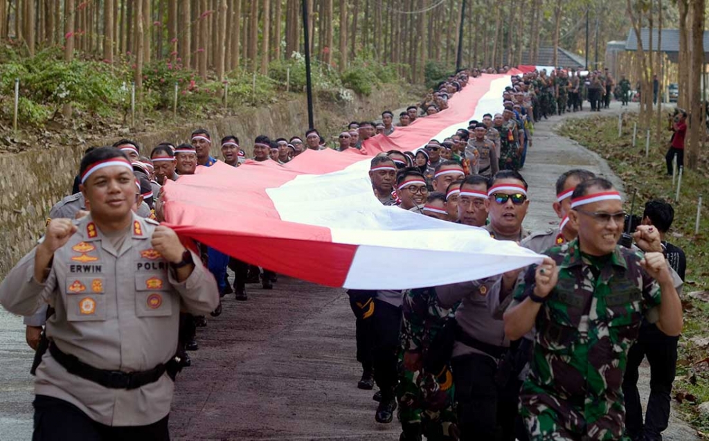 PEMBAGIAN BENDERA GRATIS DAN SEMBAKO DARI TNI