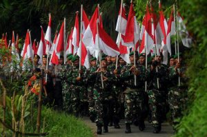 POLISI TNI BAGI BAGI BENDERA DAN SEMBAKO