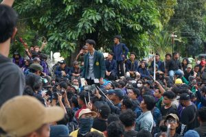 DEMO RAKYAT PAJAK RAKYAT NAIK ANGGARAN DPR IKUT NAIK!!