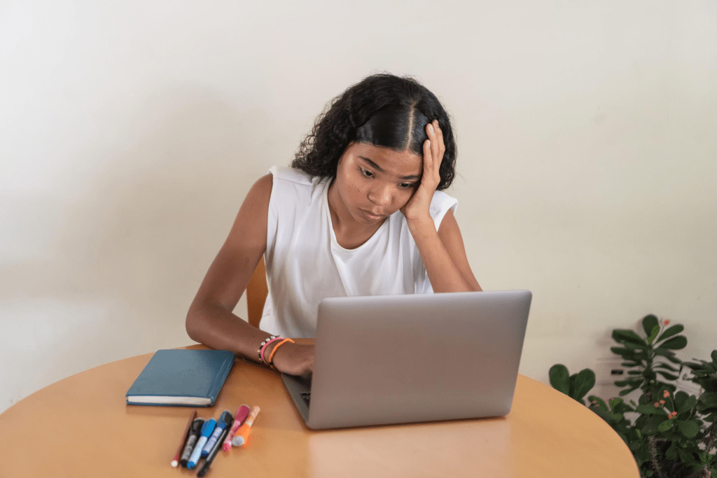 Pendidikan Sosial Emosional di Dunia Online, 5 Strategi yang Wajib Diterapkan