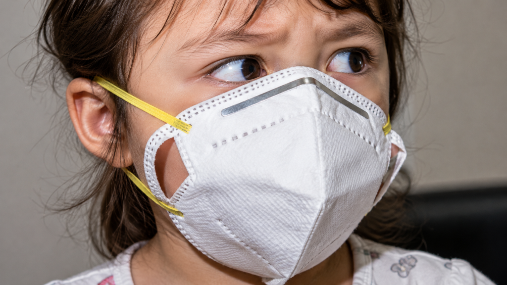 Anak memakai masker N95 dewasa yang tidak pas dan menyisakan celah udara.