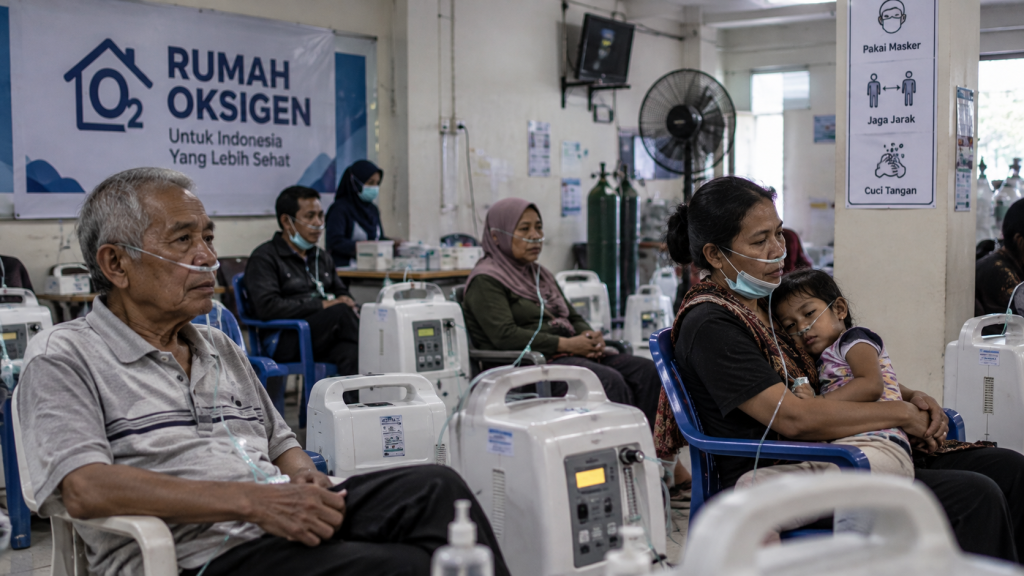 Warga rentan menerima terapi oksigen di fasilitas Rumah Oksigen darurat.
